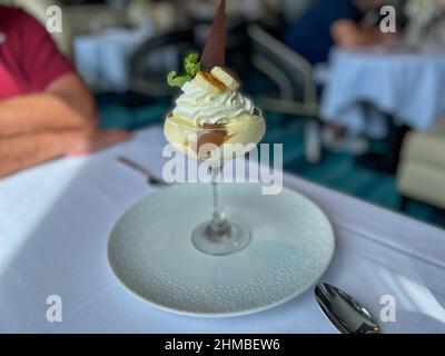 Port Canaveral, FL USA - 15. Januar 2022: Banana Banoffe dekadent Dessert in einem Restaurant auf einem Kreuzschiff. Stockfoto
