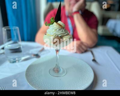 Port Canaveral, FL USA - 15. Januar 2022: Banana Banoffe dekadent Dessert in einem Restaurant auf einem Kreuzschiff. Stockfoto