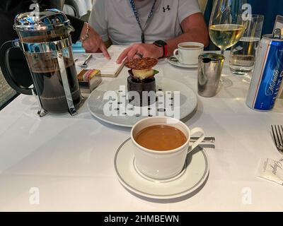 Port Canaveral, FL USA - 15. Januar 2022: Schokoladendekadent Kuchen Dessert in einem Restaurant auf einem Schiff. Stockfoto