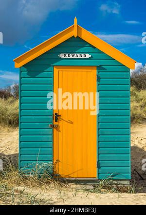 Single Beach Hut in Southwold, Suffolk, England unter einem Sommerhimmel Stockfoto