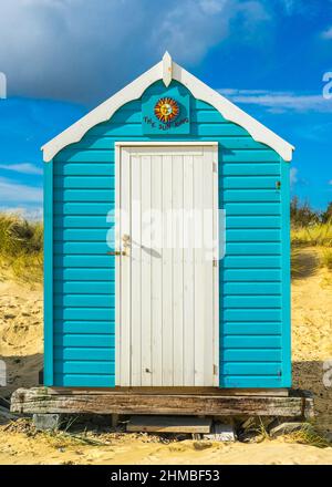 Single Beach Hut in Southwold, Suffolk, England unter einem Sommerhimmel Stockfoto