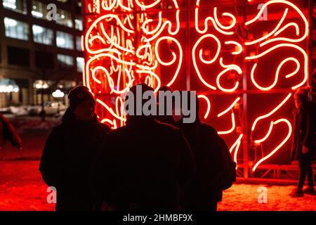 Toronto, Kanada. 07th. Februar 2022. Die Menschen stehen vor der Installation ‘Great Minds' von Aleksandra Stratimirovic, einem dynamischen Monument, das die Geburt von Ideen lobt und in Form von zwei monumentalen Gehirnen im Dialog erscheint.die Nordic Lights Outdoor-Winterausstellung, Ist eine Ausstellung nordischer und kanadischer Lichtkunst im Toronto Harbourfront Centre, die gemeinsam mit Fjord Studio produziert wurde. Kredit: SOPA Images Limited/Alamy Live Nachrichten Stockfoto