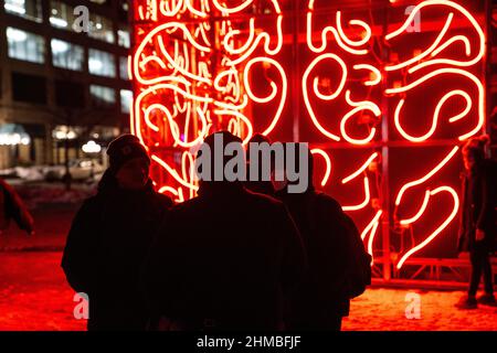 Toronto, Kanada. 07th. Februar 2022. Die Menschen stehen vor der Installation ‘Great Minds' von Aleksandra Stratimirovic, einem dynamischen Monument, das die Geburt von Ideen lobt und in Form von zwei monumentalen Gehirnen im Dialog erscheint.die Nordic Lights Outdoor-Winterausstellung, Ist eine Ausstellung nordischer und kanadischer Lichtkunst im Toronto Harbourfront Centre, die gemeinsam mit Fjord Studio produziert wurde. (Foto von Katherine Cheng/SOPA Images/Sipa USA) Quelle: SIPA USA/Alamy Live News Stockfoto