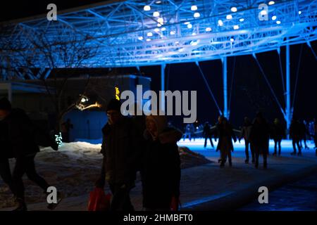 Toronto, Kanada. 07th. Februar 2022. Die Menschen laufen auf einer hell erleuchteten Eisbahn im Freien. Die Nordic Lights Outdoor-Winterausstellung, eine Ausstellung nordischer und kanadischer Lichtkunst im Toronto Harbourfront Centre, die gemeinsam mit Fjord Studio produziert wurde. (Foto von Katherine Cheng/SOPA Images/Sipa USA) Quelle: SIPA USA/Alamy Live News Stockfoto