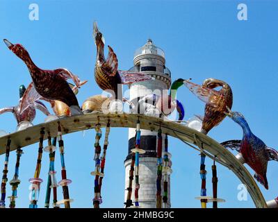 Bunte Glasvögel und Leuchtturm von Murano, berühmte Insel der venezianischen Glaskünstler Stockfoto