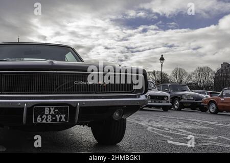 Alte schwarze Dodge Charger im Zentrum der Stadt geparkt Stockfoto