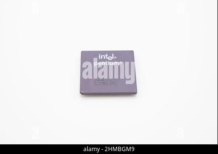 Alter Computerprozessor auf weißem Hintergrund Stockfoto