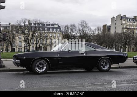 Alte schwarze Dodge Charger im Zentrum der Stadt geparkt Stockfoto