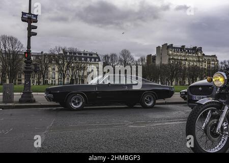 Alte schwarze Dodge Charger im Zentrum der Stadt geparkt Stockfoto