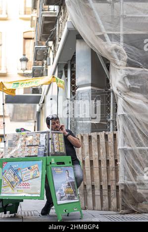 EINMAL Gutscheinverkäufer auf der Straße rauchen in Granada, Spanien Stockfoto