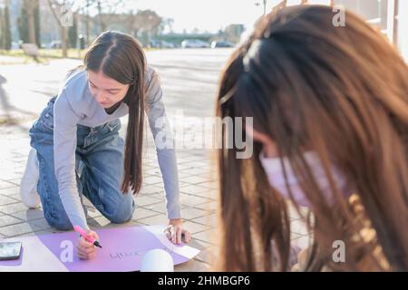 Gruppe von multikulturellen Frauen bereiten Banner für den 8. märz brechen die Bias Frauen internationalen Tag Stockfoto