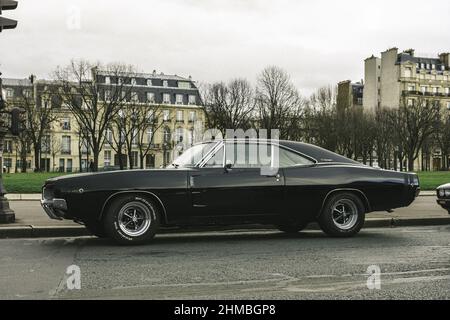 Alte schwarze Dodge Charger im Zentrum der Stadt geparkt Stockfoto