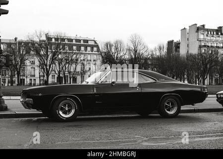 Alte schwarze Dodge Charger im Zentrum der Stadt geparkt Stockfoto