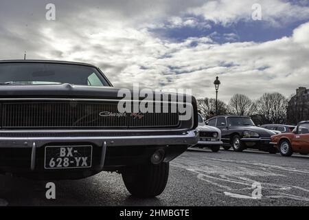 Alte schwarze Dodge Charger im Zentrum der Stadt geparkt Stockfoto