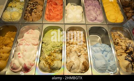 Nahaufnahme von Eisdielen auf der Theke. Stockfoto