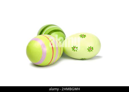 Isolierte Nahaufnahme von drei Ostereiern auf weißem Hintergrund Stockfoto