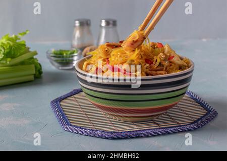 Reisnudeln Funchoza mit Meeresfrüchten. Cellophan Pasta, Muscheln, Tintenfisch und Tintenfisch, gesunde asiatische Mahlzeit Snack in einer Schüssel Stockfoto