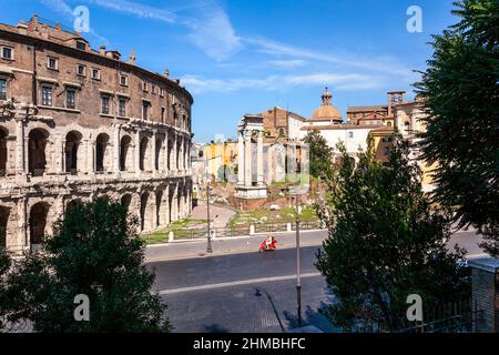 Der Tempel von Apollo Sosianus ist ein römischer Tempel, der Apollo auf dem Campus Martius gewidmet ist, neben dem Theater von Marcellus und dem Porticus Octaviae, Stockfoto