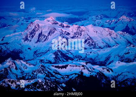 Bergflugfliegen, Mount Shuksan in Alpenglow Stockfoto