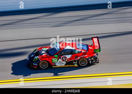 Dayton, Vereinigte Staaten. 29th Januar 2022. Porsche 911 GT3 R, GMG Racing (#34), Kyle Washington (USA), James Sofronas (USA), Jeroen Bleekemolen (NL), Klaus Bachler (A) Quelle: dpa/Alamy Live News Stockfoto