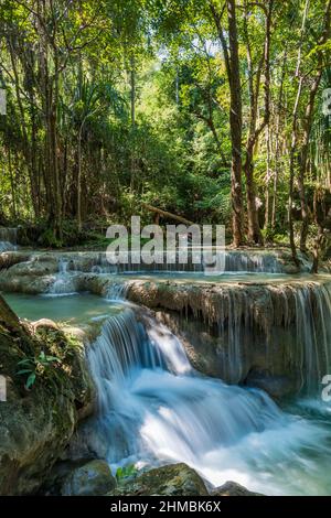 Erawan Nationalpark in Thailand. Der Erawan-Wasserfall ist ein beliebtes Touristenziel und berühmt für sein smaragdblaues Wasser. Tiefer Wald in den Tropen Stockfoto
