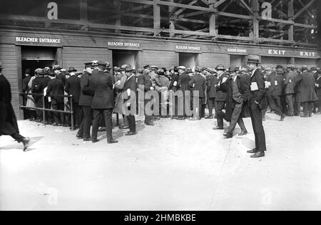 Die Fans haben sich für Bleacher-Sitze zu World Series Game 1, Yankee Stadium, Bronx, New York, USA, Bain News Service, Oktober 1923 Stockfoto