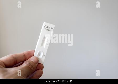 Covid 19-Antigen-Schnelltest-Kit mit negativem Infektionsergebnis. Nahaufnahme des Coronavirus-Schnelltests für Heimkits Stockfoto