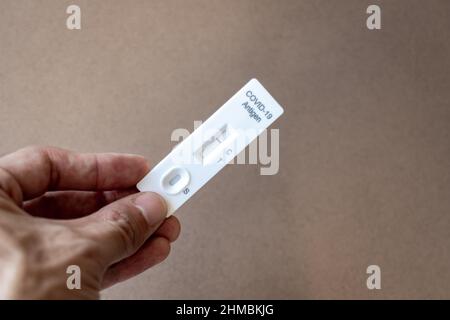 Covid 19-Antigen-Schnelltest-Kit mit negativem Infektionsergebnis. Nahaufnahme des Coronavirus-Schnelltests für Heimkits Stockfoto