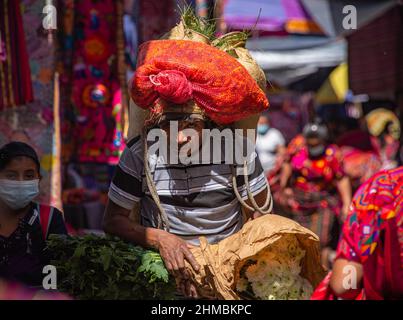 Szene auf dem farbenfrohen Sonntagsmarkt in Chichicastenango, Guatemala Stockfoto