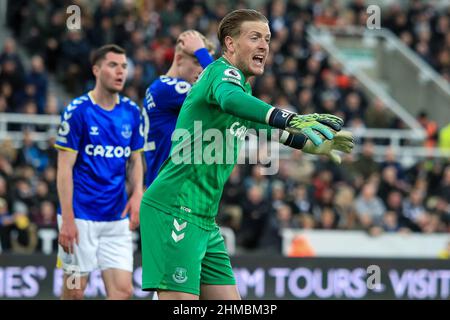 Newcastle, Großbritannien. 08th. Februar 2022. Jordan Pickford #1 von Everton Gesten und reagiert während des Spiels in Newcastle, Vereinigtes Königreich auf 2/8/2022. (Foto von James Heaton/News Images/Sipa USA) Quelle: SIPA USA/Alamy Live News Stockfoto