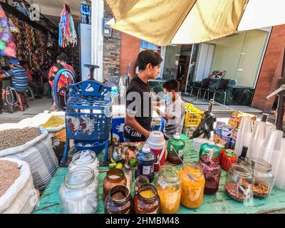 Szene auf dem farbenfrohen Sonntagsmarkt in Chichicastenango, Guatemala Stockfoto