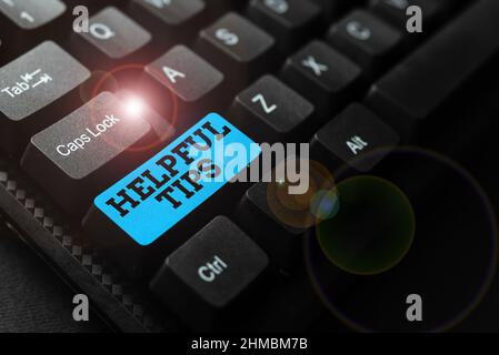 Handschriftschild hilfreiche Tipps. Wort geschrieben auf Service-Beratung Hilfe Unterstützung Hilfe und schnelle Tipps Abstract Office Typing Jobs, Schreibschrift Stockfoto