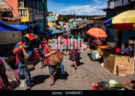 Sonntagsmarktszenen vor der Santo Tomas Kirche, Chichicastenango, Guatemala Stockfoto