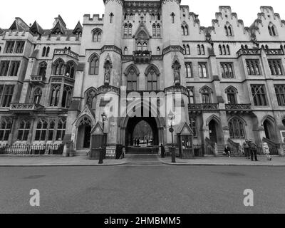 London, Greater London, England, Februar 05 2022: Grundstück und Torbogen, die nach Deans Yard, Westminster, führen. Monochrom. Stockfoto