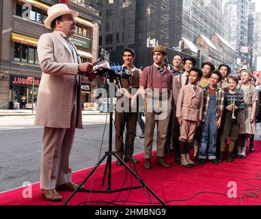 New York, USA. 08th. Februar 2022. Jefferson Mays, der Bürgermeister George Shinn in der Neuproduktion von The Music man spielt, spricht am 8. Februar 2022 vor dem Winter Garden Theatre in New York im Pressereguard. Jefferson Mays, zusammen mit jungen Schauspielern und dem Barbershop Quartett in Kostümen, sprach vor der Eröffnung außerhalb des Theaters über die Medien. (Foto von Lev Radin/Sipa USA) Quelle: SIPA USA/Alamy Live News Stockfoto