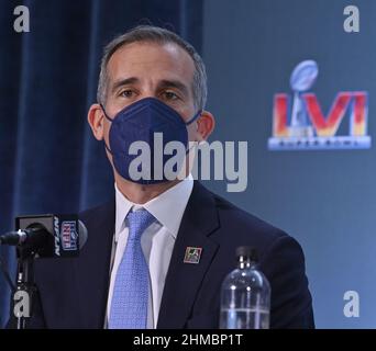 Der Bürgermeister von Los Angeles, Eric Garcetti, spricht mit Reportern während einer Pressekonferenz, um am Dienstag, den 8. Februar 2022, im Los Angeles Convention Center in Los Angeles einen Überblick über die Pläne für die öffentliche Sicherheit für Super Bowl LVI in Los Angeles zu geben. Super Bowl LVI findet am Sonntag im SoFi Stadium in Inglewood, Kalifornien, statt. Foto von Jim Ruymen/UPI Credit: UPI/Alamy Live News Stockfoto