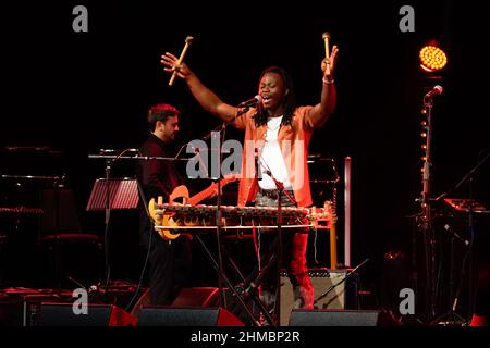 Glasgow, Schottland, 5th. Februar 2022. N’famady Kouyaté, Multi-Instrumentalist aus Guinea-Westafrika, trat am Glasgow Theatre Royal at CE auf Stockfoto