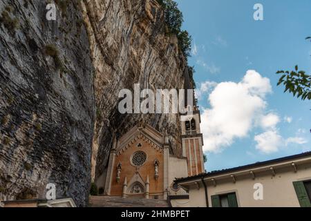 Schöne Aussicht auf Madonna della Corona Heiligtum in den Bergfelsen Stockfoto