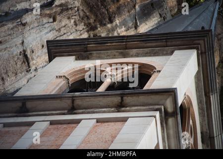 Low-Angle-Aufnahme des Wallfahrtsortes Madonna della Corona im Berg Stockfoto