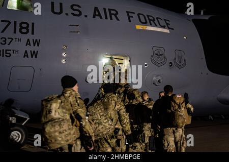 Ft. Bragg, Usa. 08th. Februar 2022. US-Fallschirmjäger, die der Airborne Division 82nd zugewiesen sind, bereiten sich auf die Abfahrt von Ft. Bragg für den Verantwortungsbereich des U.S. European Command beim Pope Army Airfield, North Carolina, am 06. Februar 2022. Die 82nd Airborne Division setzt sich zur Unterstützung des U.S. European Command ein, um unsere Alliierten und Partner in der Region zu versichern und jede zukünftige Aggression abzuschrecken. Foto von Sgt. Hunter Garcia/USA Armee/UPI Kredit: UPI/Alamy Live Nachrichten Stockfoto