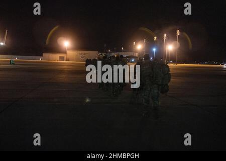 Ft. Bragg, Usa. 08th. Februar 2022. US-Fallschirmjäger, die der Airborne Division 82nd zugewiesen sind, bereiten sich auf die Abfahrt von Ft. Bragg für den Verantwortungsbereich des U.S. European Command beim Pope Army Airfield, North Carolina, am 06. Februar 2022. Die 82nd Airborne Division setzt sich zur Unterstützung des U.S. European Command ein, um unsere Alliierten und Partner in der Region zu versichern und jede zukünftige Aggression abzuschrecken. Foto von Sgt. Hunter Garcia/USA Armee/UPI Kredit: UPI/Alamy Live Nachrichten Stockfoto