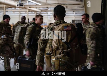 Ft. Bragg, Usa. 08th. Februar 2022. US-Fallschirmjäger, die der Airborne Division 82nd zugewiesen sind, bereiten sich auf die Abfahrt von Ft. Bragg für den Verantwortungsbereich des U.S. European Command beim Pope Army Airfield, North Carolina, am 06. Februar 2022. Die 82nd Airborne Division setzt sich zur Unterstützung des U.S. European Command ein, um unsere Alliierten und Partner in der Region zu versichern und jede zukünftige Aggression abzuschrecken. Foto von Sgt. Hunter Garcia/USA Armee/UPI Kredit: UPI/Alamy Live Nachrichten Stockfoto