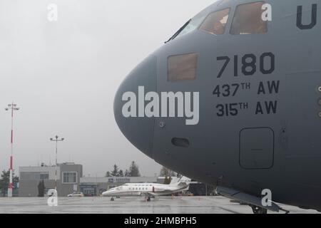 Jasionka, Polen. 08th. Februar 2022. Am 7. Februar 2022 befindet sich auf dem polnischen Flughafen Rzeszów-Jasionka eine C-17 Globemaster III, die dem Luftlift-Flügel 437th von der gemeinsamen Basis Charleston, South Carolina, zugewiesen wurde. Mehrere C-17-Flugzeuge wurden eingesetzt, um Mitglieder der 82nd Airborne Division zur Unterstützung von Alliierten und Partnern in der Region zu ihrem Ziel zu transportieren. Foto von Senior Airman Taylor Slater/USA Air Force/UPI Credit: UPI/Alamy Live News Stockfoto