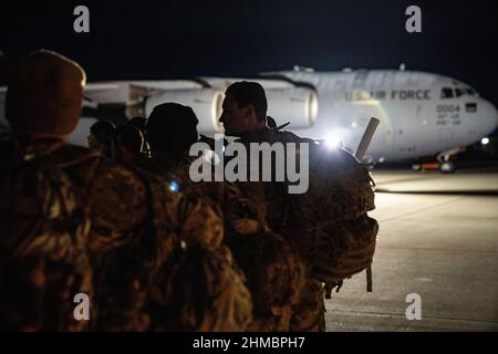 Ft. Bragg, Usa. 08th. Februar 2022. US-Fallschirmjäger, die der Airborne Division 82nd zugewiesen sind, bereiten sich auf die Abfahrt von Ft. Bragg für den Verantwortungsbereich des U.S. European Command beim Pope Army Airfield, North Carolina, am 06. Februar 2022. Die 82nd Airborne Division setzt sich zur Unterstützung des U.S. European Command ein, um unsere Alliierten und Partner in der Region zu versichern und jede zukünftige Aggression abzuschrecken. Foto von Sgt. Hunter Garcia/USA Armee/UPI Kredit: UPI/Alamy Live Nachrichten Stockfoto