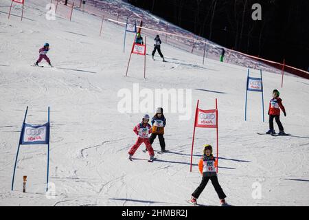 Zatrnik, Slowenien, 08/02/2022, Kinder lernen im Rahmen einer Veranstaltung zum 50th-jährigen Jubiläum der Apollo 15-Astronauten beim Skifahren im Skigebiet Zatrnik in Slowenien Skifahren. Die Besatzung von Apollo 15 besuchte 1972 Slowenien, damals Teil Jugoslawiens, auf ihrer Europatour. Vor einem halben Jahrhundert besuchten Commander David R. Scott, Kommandomodulpilot Alfred M. worden und Mondmodulpilot James B. Irwin von der NASA-Mondmission Apollo 15 Slowenien. Zu ihrem Besuch gehörte das Skifahren im Skigebiet Zatrnik. Am Dienstag, den 8. Februar, fand eine spezielle Skiveranstaltung statt, um den Jahrestag ihrer Stockfoto