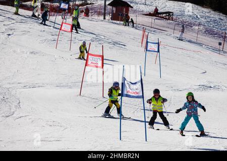 Zatrnik, Slowenien, 08/02/2022, Kinder lernen im Rahmen einer Veranstaltung zum 50th-jährigen Jubiläum der Apollo 15-Astronauten beim Skifahren im Skigebiet Zatrnik in Slowenien Skifahren. Die Besatzung von Apollo 15 besuchte 1972 Slowenien, damals Teil Jugoslawiens, auf ihrer Europatour. Vor einem halben Jahrhundert besuchten Commander David R. Scott, Kommandomodulpilot Alfred M. worden und Mondmodulpilot James B. Irwin von der NASA-Mondmission Apollo 15 Slowenien. Zu ihrem Besuch gehörte das Skifahren im Skigebiet Zatrnik. Am Dienstag, den 8. Februar, fand eine spezielle Skiveranstaltung statt, um den Jahrestag ihrer Stockfoto