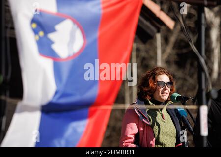 Zatrnik, Slovenia, 08/02/2022, Susan K. Falatko, Chargé d'Affaires bei der US-Botschaft in Ljubljana spricht bei einer Veranstaltung zum 50th-jährigen Jubiläum der Apollo-15-Astronauten, die im Skigebiet Zatrnik in Slowenien Ski fahren. Die Besatzung von Apollo 15 besuchte 1972 Slowenien, damals Teil Jugoslawiens, auf ihrer Europatour. Vor einem halben Jahrhundert besuchten Commander David R. Scott, Kommandomodulpilot Alfred M. worden und Mondmodulpilot James B. Irwin von der NASA-Mondmission Apollo 15 Slowenien. Zu ihrem Besuch gehörte das Skifahren im Skigebiet Zatrnik. Am Dienstag, den 8. Februar, ein besonderes Skifahren Stockfoto