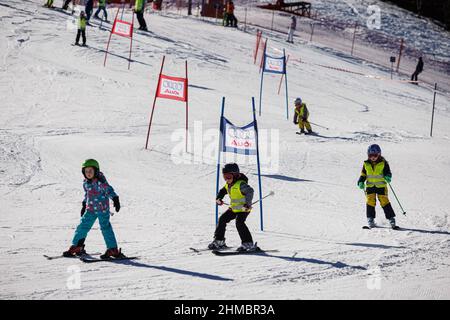 Zatrnik, Slowenien, 08/02/2022, Kinder lernen im Rahmen einer Veranstaltung zum 50th-jährigen Jubiläum der Apollo 15-Astronauten beim Skifahren im Skigebiet Zatrnik in Slowenien Skifahren. Die Besatzung von Apollo 15 besuchte 1972 Slowenien, damals Teil Jugoslawiens, auf ihrer Europatour. Vor einem halben Jahrhundert besuchten Commander David R. Scott, Kommandomodulpilot Alfred M. worden und Mondmodulpilot James B. Irwin von der NASA-Mondmission Apollo 15 Slowenien. Zu ihrem Besuch gehörte das Skifahren im Skigebiet Zatrnik. Am Dienstag, den 8. Februar, fand eine spezielle Skiveranstaltung statt, um den Jahrestag ihrer Stockfoto