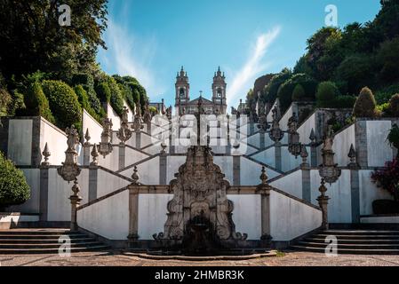 Heiligtum des Guten Jesus in Braga mit der Kirche im Hintergrund und der Treppe im Vordergrund. Stockfoto
