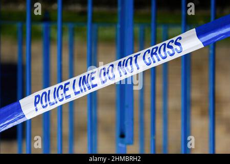 London, Großbritannien. 08th. Februar 2022. An einem Tatort in Enfield, im Norden Londons, wird eine Polizeikassette gesehen. Kredit: SOPA Images Limited/Alamy Live Nachrichten Stockfoto